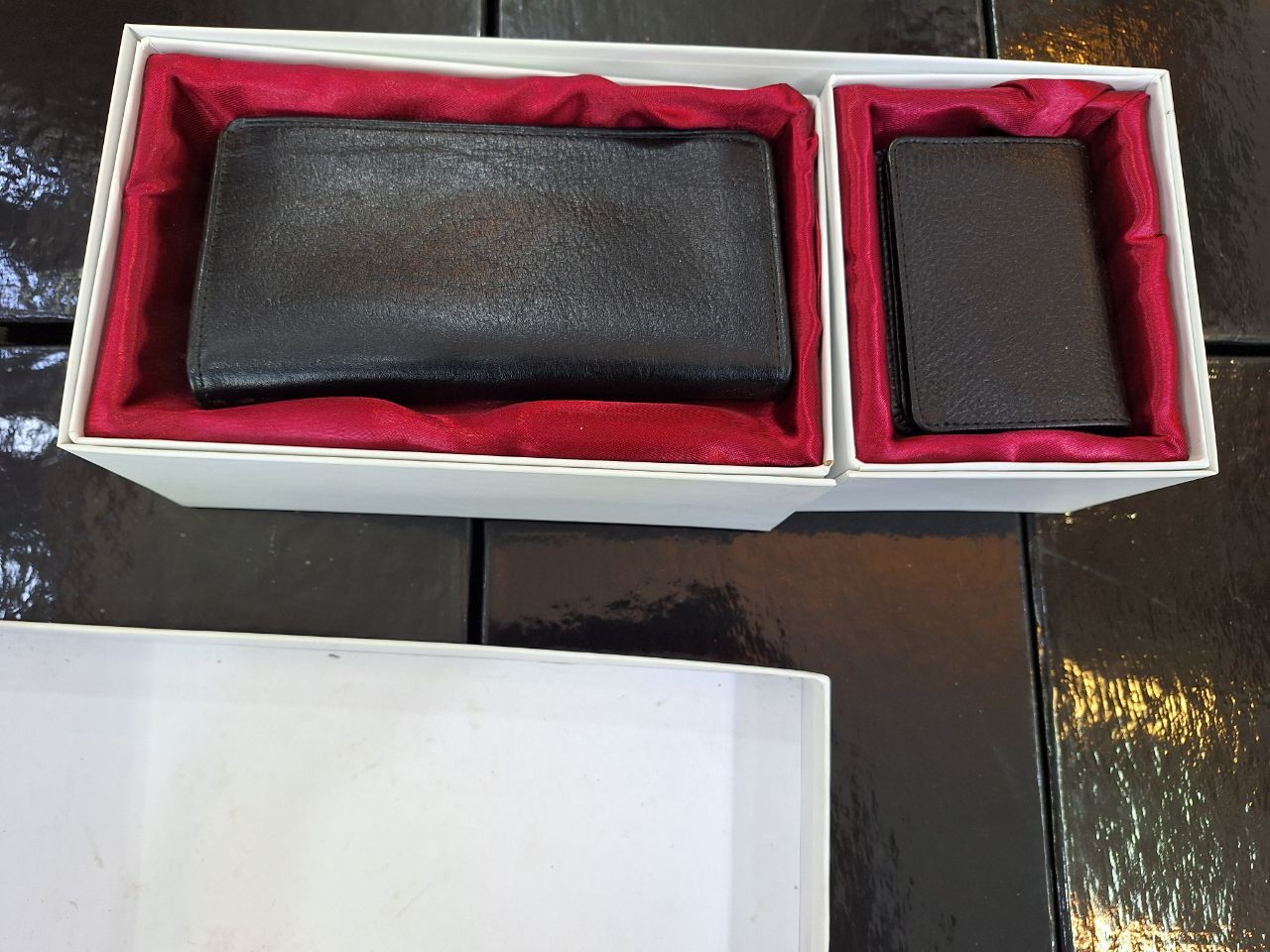 be2193aa-6ea3-488a-90ac-41230d36b88f جعبه ست سهتیکه چرمی ویستریا چرم گاوی درجه یک، طراحی کشویی شیک با جعبه هدیه - Image 1